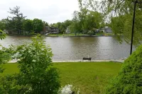 Cozy Waterfront Renovated Cottage Escape