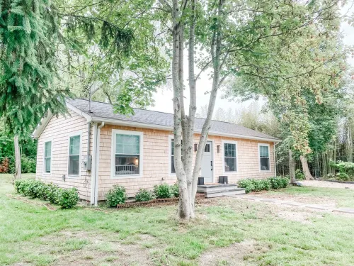 1940s Fisherman’s Cottage close to beach. Right next to the Water Mill museum.