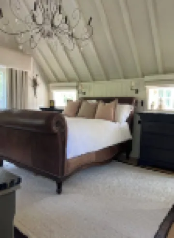 Luxury characterful home in 1 acre with pool in Burhill Park Golf Club, Surrey Hotels in Walton-on-Thames