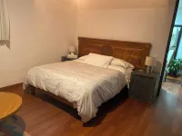 Experience Tranquility in a Forest Getaway: Cozy Vacation Apartment Available Hotels in 