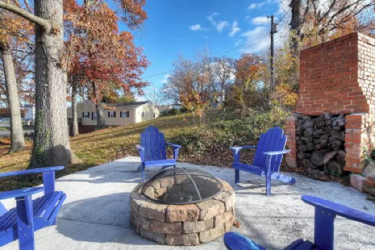 Fort Henry - Pool Table, Fire Pit, Prime Location in Kingsport Отели в г. Кингспорт