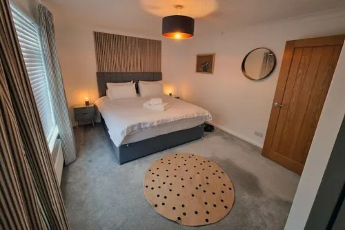 Spacious home with sea view, parking (EV garden Hotels in Mousehole