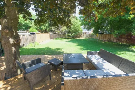 Spacious 4BR • Big Yard • Family, Business & Relocation-Friendly Отели рядом со станцией Pickering GO