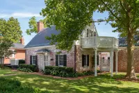 Truly unique stay riverfront cottages w/ pool, beach, gardens and vineyards Hotels in King George County