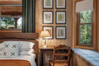 Private and Spacious Cabin with Hot Tub, Pool Table and Arcade