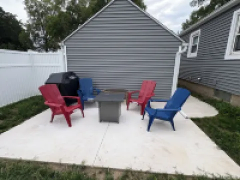 Welcoming Updated 3-Bedroom House Close to Downtown Clear Lake and City Beach!