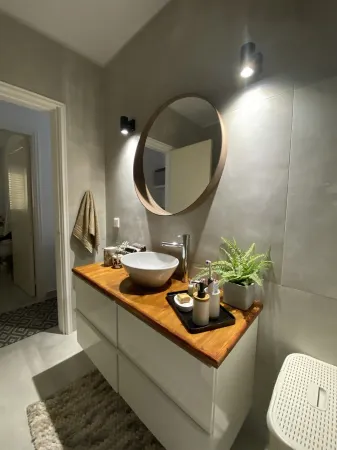 Spacious, modern apartment with ocean views - 10 mins to the beach!