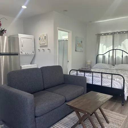 Charming Stand Alone Guest House in Burbank Close to Universal Studios