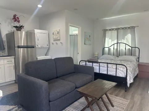 Charming Stand Alone Guest House in Burbank Close to Universal Studios