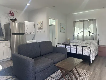 Charming stand alone guest house in Pleasant Burbank with AC Отели рядом с Аэропорт Боб Хоуп