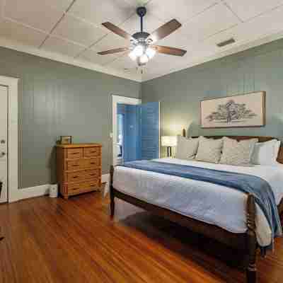 The Hansell House, your Downtown Thomasville Destination! Family + Pet Friendly! Rooms