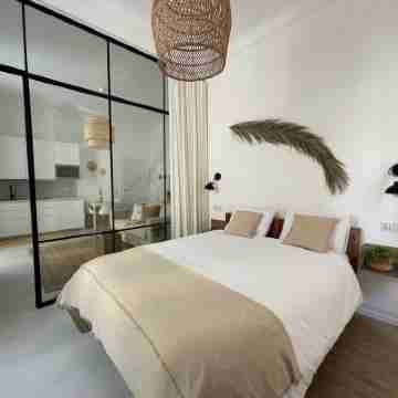 Chic & modern for groups & families-10 guests, in city center with 2 balconies Rooms