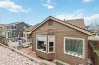 Charming Castle Rock 3BR 3BTH Ranch Style House Ideal for Longer Stays.