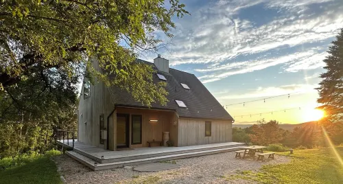 Private 13-Acre Escape — Renovated 3BR Home with Stunning 360° Views Hotels in Hillsdale