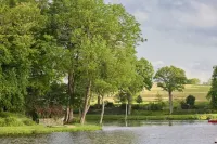 Love-room Avec Jacuzzi Intérieur et Patio à 15 mn des Plages Hotel a Chatelaudren