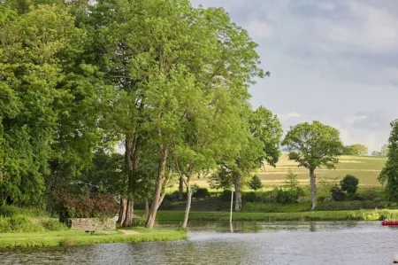 Love-room Avec Jacuzzi Intérieur et Patio à 15 mn des Plages Отели в г. Шателодрен