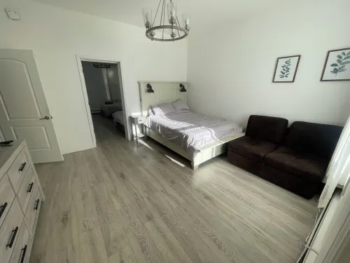 Charming 2-bedroom apartment with LAUNDRY & BACKYARD next to Manhattan!!