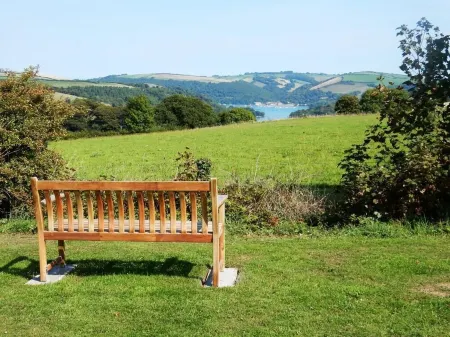 Fully refurbished chalet, sleeps 3, free parking nr Dartmouth