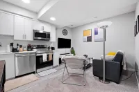 Modern & Cozy 1 Bedroom Suite in SouthWest Calgary - Free Parking + Fast Wifi