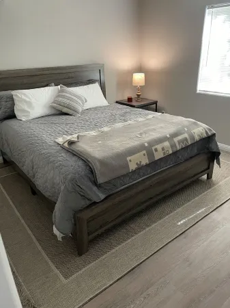 Private Bungalow Under the Oaks Отели рядом с достопримечательностью «Президентсткая библиотека Рональда Рейгана»