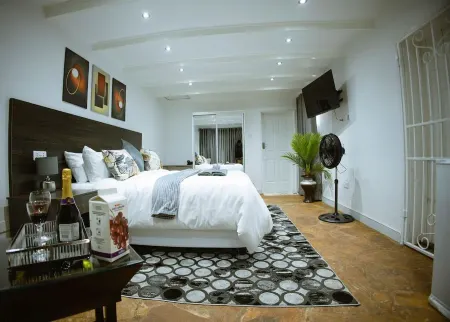 Harare Deluxe Homes- Grey-SuiteSelf contained studio with workspace and wifi Отели рядом с достопримечательностью «Haka Game Park»