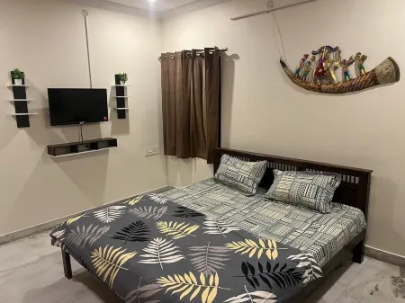 Maruthi Villa, Walkable to Beach. Pet-Friendly!