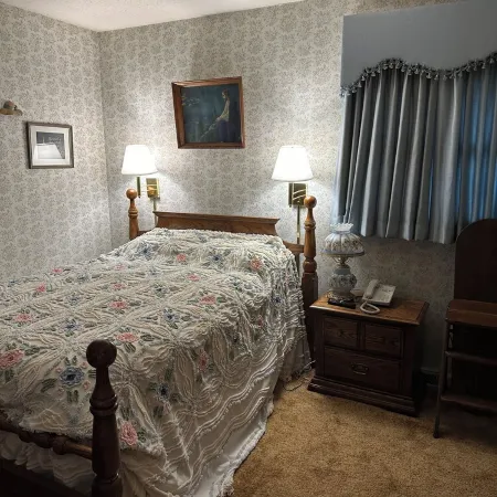 The Farmhouse. Vintage 3-bedroom with WiFi. Mt Airy outskirts. Vineyards nearby.
