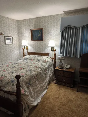 The Farmhouse. Vintage 3-bedroom with WiFi. Mt Airy outskirts. Vineyards nearby.