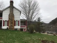 Charming 4-bedroom farmhouse in delightful Hinton with WiFi, AC Hotel a Bluestone River