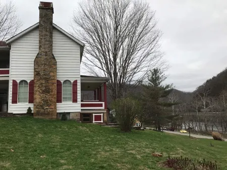 Charming 4-bedroom farmhouse in delightful Hinton with WiFi, AC