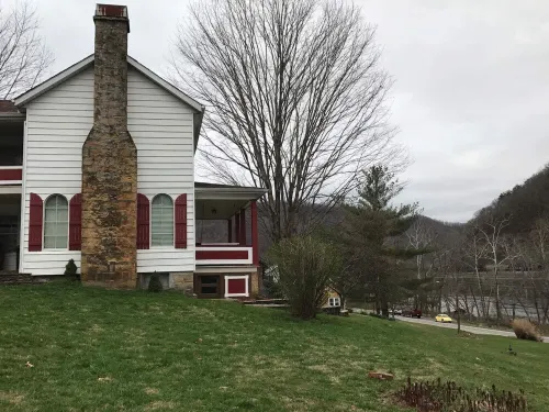 Charming 4-bedroom farmhouse in delightful Hinton with WiFi, AC