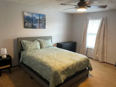 Charming 2-bedroom apartment in wonderful Jefferson City with WiFi, AC Hotels near Missouri State Capitol