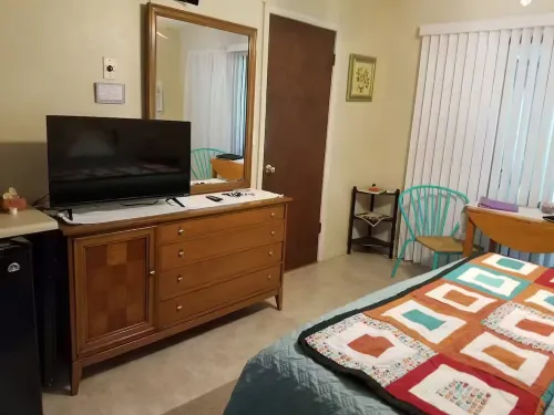 Babe's Garden, Private entrance w/ Private Bath