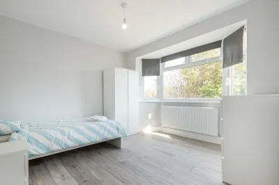 Spacious 4 bedroom very close to train station and town centre Hôtels à proximité de la Crayford