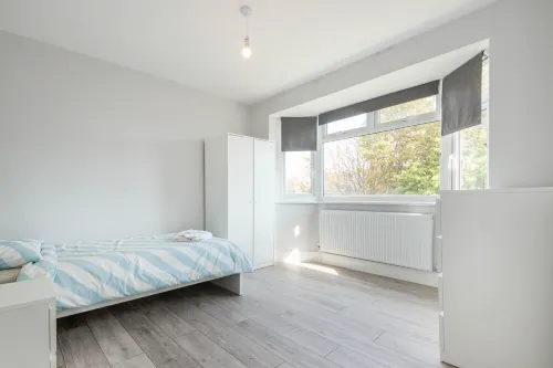 Spacious 4 bedroom very close to train station and town centre