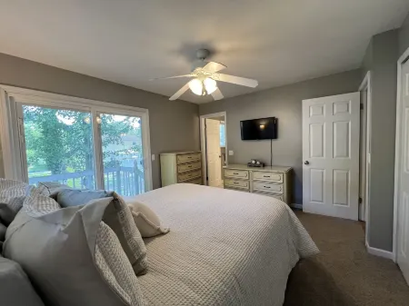 4-bedroom tri-level house in enchanting Midland with WiFi, AC.  Pet friendly. Отели в г. Мидленд