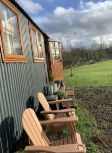 Luxury heated shepherd's hut in field location. Hotels in 