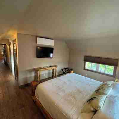 The Bee Hive - Heart of Friday Harbor - 2BR Condo, WiFi, AC, Walk to Everything! Rooms