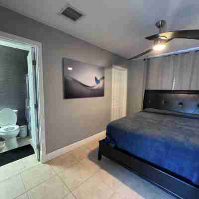Charming 3-bedroom house pool house with WiFi, AC in Pompano Beach Rooms