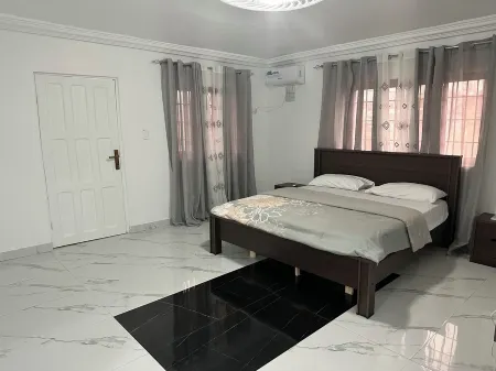 Charming 2-bedroom Ocean View Apartment with Wi-Fi, AC and Generator in Monrovia Отели в г. Грэйтер Монровия
