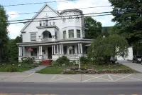 Victorian Charm Inn - parking