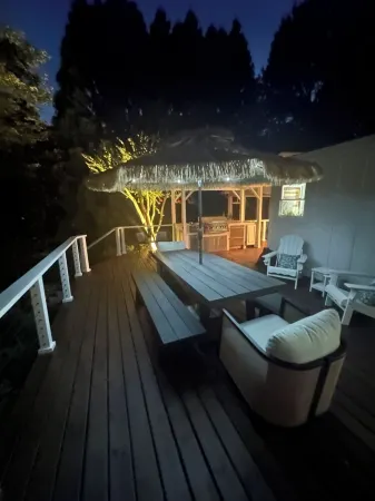 LAKEFRONT GARDEN COTTAGE- beach, screened porch, dock, private, amazing views