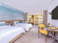 Amwaj Oyoun Resort & Casino Hotels near La Strada Mall