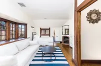 Charming 4-bedroom cottage Steps From East Beach