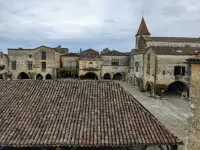 Charming Villa Overllooking Plaza in Monpazier<br> فنادق في Monpazier