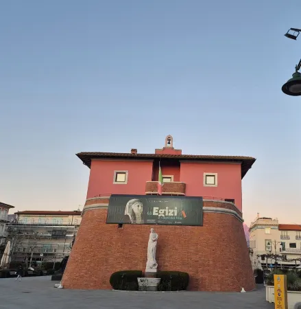 THE HOUSE OF THE OLIVE GARDEN - QUERCETA - FORTE DEI MARMI Отели в г. Серавецца