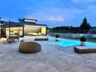 Amazing 3 bedroom villa with outdoor pool next to Budapest Các khách sạn ở 