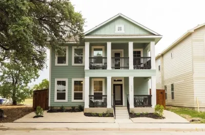 3-bedroom vacation home just 17 minute walk to Alamodome Hotels in Southtown