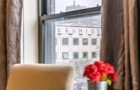 Prime location in the center of downtown burlington The Archives附近的飯店