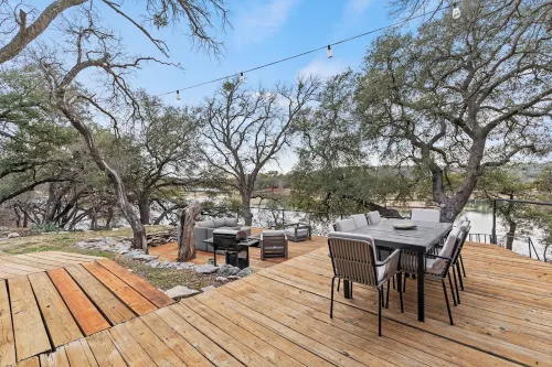 Lakefront property - 2.4 miles from the Hideout